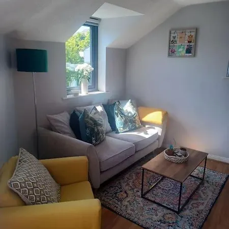 Ivy House In Town With Private Access