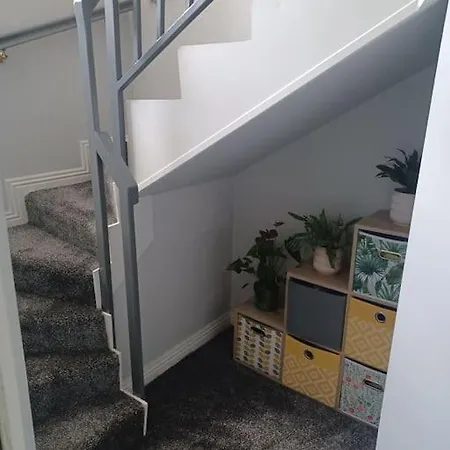 Ivy House In Town With Private Access Apartment *