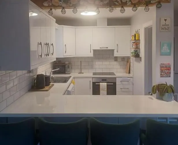 Ivy House In Town With Private Access